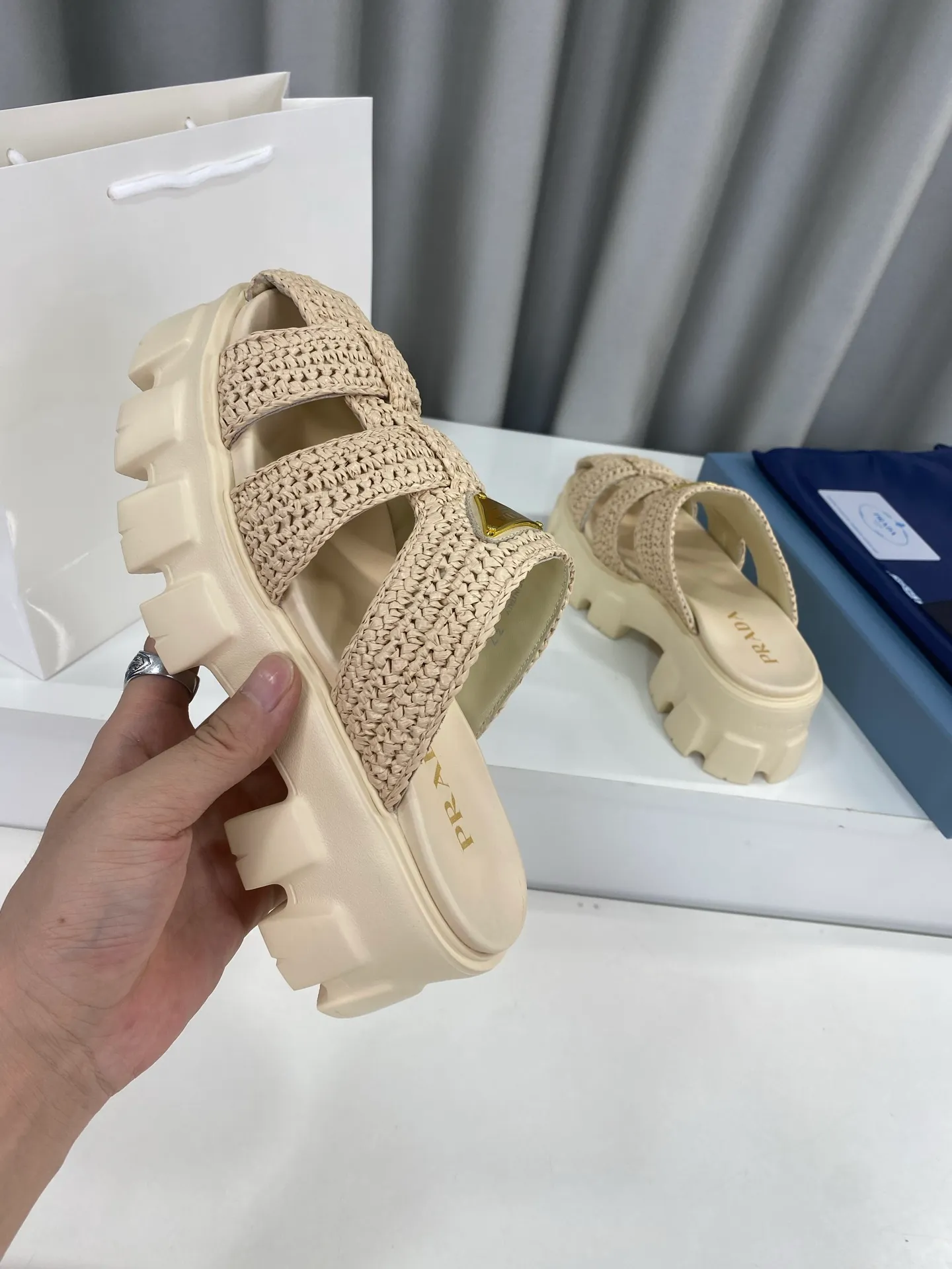 👟👟Ex-factory price 520👟👟 Prada's latest bamboo cage weaving thick-soled triangle buckle sandals☑️ Latest environmentally friendly PP material, fully hand-crocheted, just like knitting sweaters, slow work and meticulous work, retro fashionable thick-soled shoes, with woven uppers, making the whole pair of shoes light and comfortable, bright colors, satisfying various choices for fashionable people with different styles! The iconic metal triangle logo is paired with the shape of ancient beach sandals. Every design element is fashionable! Size: Women's 35-39 (34, 40, custom-made, non-returnable) Full set of counter original packaging